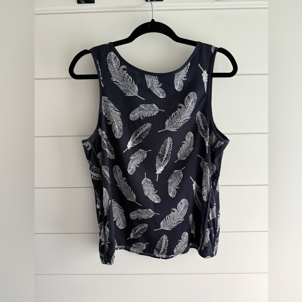 Banana Republic Dark Blue and White Feather Pattern Blouse, Size Medium